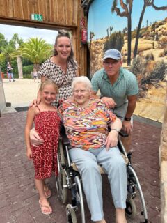 Haije lieve oma 👵🏻💫 99 jaar. Terug bij opa 🩵 dankjewel voor alles wat je was voor ons, zoveel herinneringen, zoveel mooie lessen. Familie is het allerbelangrijkste wat er is en wat was je rijk met meer dan 20 achterkleinkinderen. Oma was echt een stoere oma, met 90 jaar ging ze nog mee in de Vogelrock achtbaan. Deze foto in de rolstoel is van 2 jaar geleden in Irrland. Oma 97 en ik hoogzwanger van Pip. In de loop van de dag zei ze tegen me: Nicky, ga jij maar in de rolstoel zitten. Ik kan goed zelf lopen 🤣 Oma had ook 4 kinderen. Eerst een meisje, dan twee jongens en dan weer een meisje. Precies hetzelfde, hoevaak ze dat wel niet tegen me gezegd heeft. We gaon ug misse oma, hoije van dig 🩷