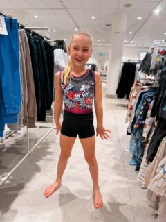 26.1 - 1.2 📸

1: Het nieuwe turnpakje van @sannewevers.official kwam binnen en moest natuurlijk meteen aan. 😍🤸🏼‍♀️
2: Samen met Lot naar de stad om samen te shoppen
3: Love you!
4: Wat genoot je van de 1:1 aandacht 🩷
5: Deze quiche was lekker! Recept via @lifebyrosie en ik zal hem ook deln in Glow up ✨
6: Ochtend 1:1 met Pip, even samen naar de bieb 
7: Er lopen nu 5 EMB testen in de praktijk dus achter de schermen ook bezig met het uitwerken van de persoonlijke adviesplannen
8: Spekjes en hamblokjes over van de quiche en zelfgemaakte pizza's dus die gooide ik in de pan bij mijn roereitje als lunch
9: Tijn 📸 in de ochtend schoolroutine ✌🏻
10: 🎨 
11: 2 eitjes op een snee speltbrood als lunch
12: Pip met Lots sokken 🤣
13: 🩷
14: 🎶 Met de platte, platte handjes
15: Tijn & Luna 🫶🏻
16: Waar is Pip nu? Kiekeboe. Allerleukste spelletje dit moment.

Op naar weer een mooie nieuwe week, februari ❄️ nog steeds winter, nog steeds lekker naar binnen gericht. Stiekem af en toe al verlangend naar de lente. Voor mij echt de kunst om nog even lekker over te geven aan het dekentje en rust waar kan. Straks in de lente energie flowt alles natuurlijker vanzelf. Ik ben zelf niet helemaal fit en in de winterfase van mijn cyclus dus waar kan pas ik daar mijn weekplanning aan. Één van de kids was vandaag ook ziek thuis dus pas op de plaats. 

Hoe is het bij jullie? ☕️