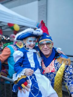 2.2 - 8.2 ❤️💛💚

1: Vastelaovend is weer begonnen, BBZ in Maasbree 🥳 Lot had de tijd van haar leven 🫶🏻 samen met mijn papa 🩵
2: Met de jongens 😍
3: Ons bloempje 🌷 
4: Met de paplepel...
5: Pap organiseert al jaren mee de BBZ, extra trots 🥹
6: Samen ronddwalen
7: Vriendinnetje van Mees kwam spelen
8: Klaar om te poetsen op school in Mees' klas
9: Bij Lot in de klas kijken naar het toneelstuk over de Taaltuin
10: Daarna mochten we nog even bij baar in de klas kijken, zelf een etui gebreid 🧶 
11: Verloren in een boek, dan zie ik zo mezelf vroeger. Altijd met m'n neus in een boek
12: Tijn 📸
13: Weer verder met de ethernet kabel
14: Pip en haar poppen
15: Cozy coloring still going strong. Lot leert ook steeds meer effectjes
16: Als de kids 's avonds op bed liggen; thee en een boek. Ik lees nu weer the artist's way. 9 jaar geleden las ik hem ook toen ik zwanger was van Lot. Dat boek heeft heel veel in gang gezet toen en ik voel nu al nu weer.
17: Niet ik die de kinderen naar school bracht en de deur per ongeluk gewoon open liet staan, oeps!
18: Wraps zelf beleggen blijft hier een hit
19: Pip is al 2 weken een beetje aan het kwakkelen, niet helemaal fit. Er komen weer tanden door en iets onder de leden
20: En toen was het pauze: schoot het 2x in mijn rug en was het even klaar. Een geblokkeerd Si gewricht. Long time no see. Maandag en dinsdag helemaal plat gelegen. Kon niet meer rechtop. Lynn heeft me maandag behandeld en nu gaat het langzaam de goede kant op. Ik kan alleen niet tillen dus niet te doen met Pip. Gelukkig allemaal fijne mensen die meehelpen en bijspringen en zo lukt het toch weer. Dankbaar. Daarom even wat rustiger hier 😘

Hoe was jullie week? 🩵