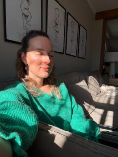 2.3 - 8.3 🤸🏼‍♀️ Binnenkort gaan we met de speelkamer aan de slag 🥊 

1: even een zen momentje. Probeer ik elke dag bewust ergens te plannen 
2: Vanja met Lot naar een voorstelling van ons nichtje
3: Lot maakte zelf boter van slagroom. Ik leer ook nog steeds nieuwe dingen 😅
4: Mees wilde toen ook helemaal alleen iets doen dus buiten dat ik het vuur even heb aangemaakt maakte hij zelf roerei
5: project speelkamer. De before. Wel in royale chaos staat maar zo ziet het er ook weleens uit haha. Er gaat een hoop naar boven en dan gaan we de slaapkamers ook afstylen maar ik had Chat even gevraagd wat hij hiervan zou maken
6: dit was het antwoord. Niet helemaal hoe het gaat worden maar ik hou wel van de look en feel. Lekker kneuterig knus haha. En rust. Maar ik wil iets meer een kleurrijkere retro vibe erdoorheen. To be continued.
7: Pip 🩷
8: schoolrun 🏫 
9: Vriendje kwam mee om te spelen
10: tussendoor alvast het avondeten klaarmaken
11: Mees was uit zijn voetbalschoenen gegroeid. 2 maten groter 🙈
12: Samen chillen
13: deze kan zo lekker knuffelen
14: Lot had een kinderfeestje van een vriendinnetje
15: cozy coloring still going strong
16: lief gevoelig mannetje, trots 🩵
17: mijn hart 🥹
18: Verjaardag van Laurens 🥳
19: the end 😘