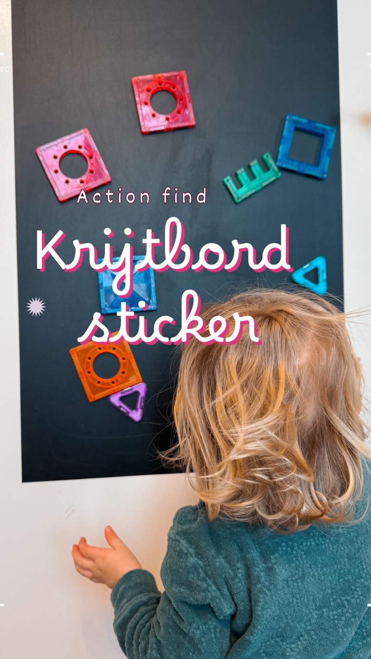 Magnetische krijtbordsticker van de Action €2,99 🛍️ Ik kreeg precieze aanwijzigingen hoe hij moest komen te hangen en Mees maakt er een vlog van 🤣 ze vinden het allemaal leuk, er is al veel schooltje gespeeld door de oudste drie en Pip vindt het ook leuk om te krassen met de krijtjes. Soms ook op de vloer en meubels maar dat gaat er makkelijk af gelukkig 😜 de magnatiles plakken er dus ook op, super leuk!

#actionfinds #actionnederland #krijtbordsticker #budgettips