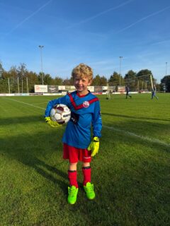 ⚽️🥳 8 JAAR 🩵🎊🎈
Proficiat lieve Mees! Je bent lief, eigenzinnig en nieuwsgierig. Met je hoofd altijd vol ideeën, eindeloze energie en je grote hart ♥️ 
En hoe fijn: jarig op een studiedag 😍 onderweg naar Superfly in Düsseldorf om te jumpen 🤸🏻 dat wilde je heel graag!