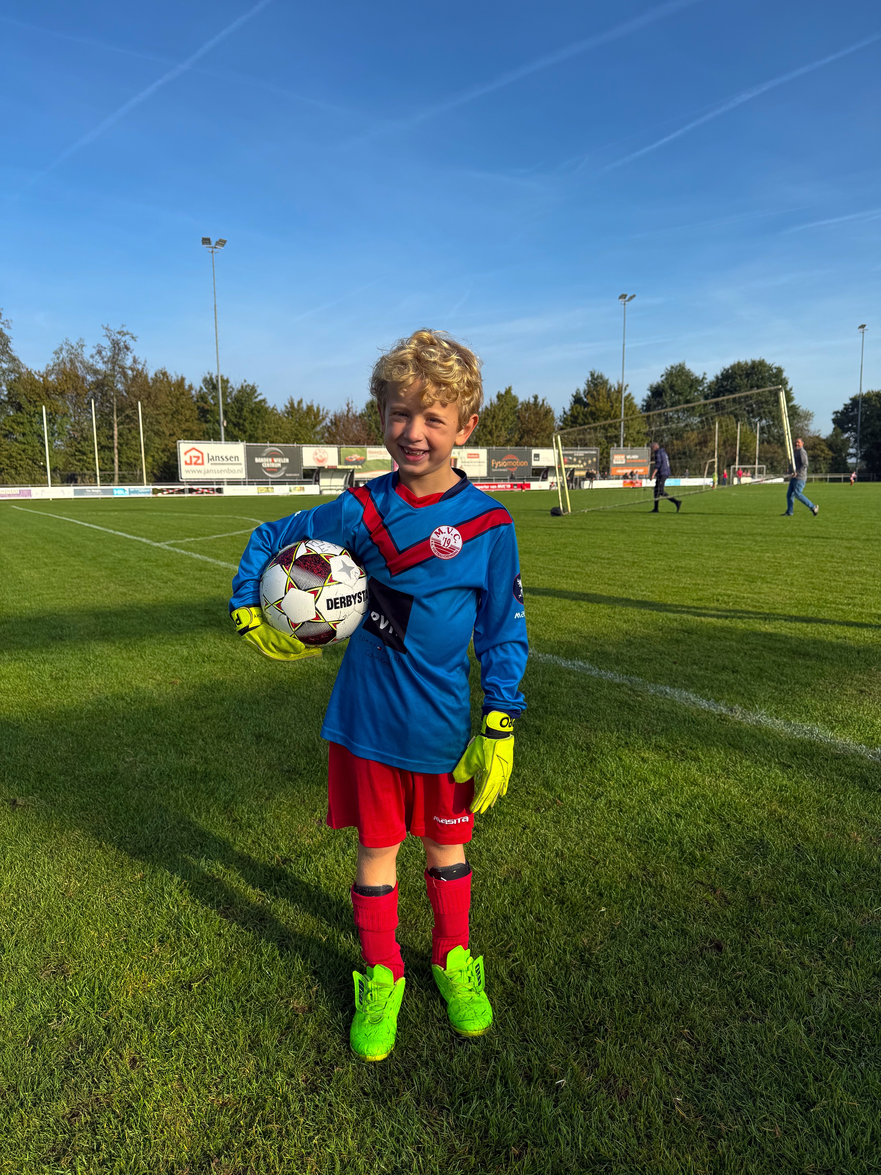 ⚽️🥳 8 JAAR 🩵🎊🎈
Proficiat lieve Mees! Je bent lief, eigenzinnig en nieuwsgierig. Met je hoofd altijd vol ideeën, eindeloze energie en je grote hart ♥️ 
En hoe fijn: jarig op een studiedag 😍 onderweg naar Superfly in Düsseldorf om te jumpen 🤸🏻 dat wilde je heel graag!