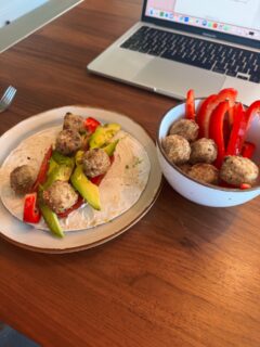 16.3 - 22.3 Het buitenleven weer af en toe 😍

1: Lunch lunch lunch, glutenvrije taco wraps met humus falafel, avocado en paprika 
2: Zandbak weer 
3: Stofzuigen en dweilen. Waar je na een uur al niks meer van ziet 😅
4: Weekboodschappen 
5: Lots klas op de vrijeschool
6: Nog even met Mees naar de hema
7: Voor een nieuwe trui en blousje voor de uitvaart van (super)oma
8: Brainstormen en samen de voordracht voor oma in elkaar zetten 🫶🏻
9: Schoolrun
10: Rijkdom
11: Studiedag 🏊🏻 
12: Lenteweer, oh wat kijk ik hier naar uit!!
13: Voor oma 👵🏻 
14: 🩵
15: Daarna kwamen we nog samen met de familie maar Tijn was heel ziek en heeft alleen maar in een hoekje gelegen
16: 🩷
17: Oma hield van pannenkoeken en de dag van de uitvaart was het schijnbaar nationale pannenkoekendag 🤣
18: Mooie tekens 🐞 
19: Nog even samen naar oma 👵🏻