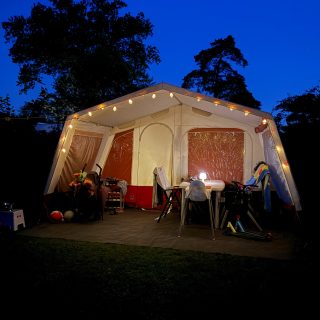 Ons plekje 🏕️ Zo fijn! De camping is heerlijk. Niet mega groot en we zitten meteen bij het speeltuintje dus Lot, Mees en Tijn kunnen heel fijn zelf op en neer. Er zijn al veel vriendjes en vriendinnetjes gemaakt. De heenreis was snel vergeten 😉 we zijn al bij de spetterpoel geweest, animatie meegedaan, rondjes camping en vandaag zijn we gaan zwemmen bij de Bonte Wever, echt een aanrader als je in de buurt bent!
We zijn nog een paar dagen hier en zo blij met onze vouwwagen, goede keuze geweest 😍🙏🏻 we houden een lijstje bij van dingen die we missen en die gaan we dan langzaam toevoegen zodat het stap voor stap meer compleet en nog meer ons gaat worden. Zeker weten de eerstvolgende aankoop: een porta potti 🚽 hebben jullie nog tips wat voor jullie onmisbaar is met kamperen?