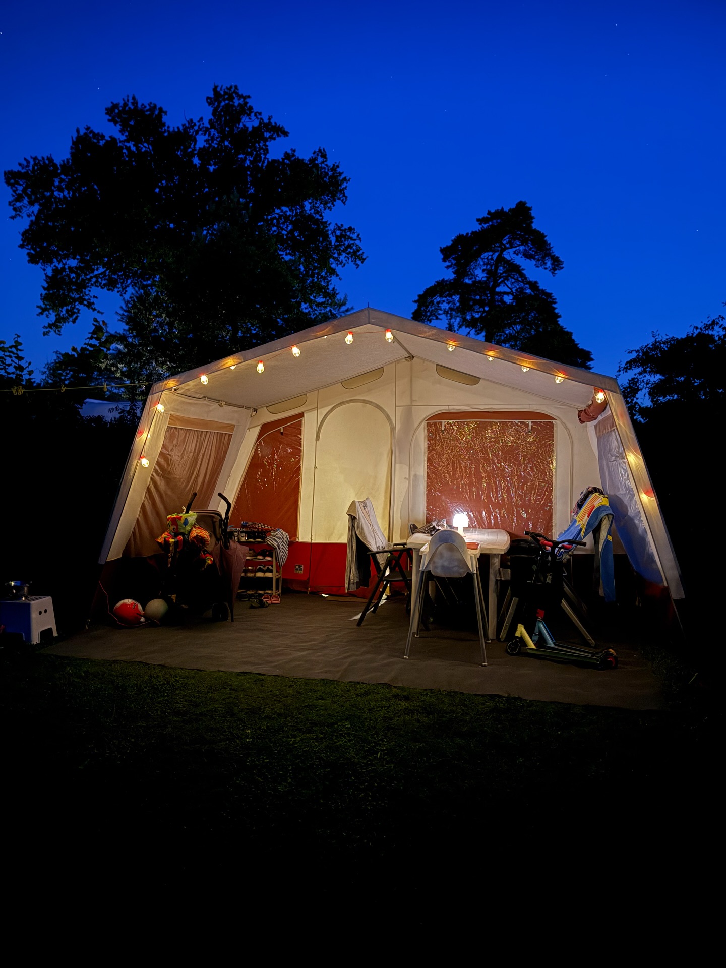 Ons plekje 🏕️ Zo fijn! De camping is heerlijk. Niet mega groot en we zitten meteen bij het speeltuintje dus Lot, Mees en Tijn kunnen heel fijn zelf op en neer. Er zijn al veel vriendjes en vriendinnetjes gemaakt. De heenreis was snel vergeten 😉 we zijn al bij de spetterpoel geweest, animatie meegedaan, rondjes camping en vandaag zijn we gaan zwemmen bij de Bonte Wever, echt een aanrader als je in de buurt bent!
We zijn nog een paar dagen hier en zo blij met onze vouwwagen, goede keuze geweest 😍🙏🏻 we houden een lijstje bij van dingen die we missen en die gaan we dan langzaam toevoegen zodat het stap voor stap meer compleet en nog meer ons gaat worden. Zeker weten de eerstvolgende aankoop: een porta potti 🚽 hebben jullie nog tips wat voor jullie onmisbaar is met kamperen?