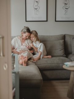 Begin van deze week begon mijn menstruatie.
En daarmee ook die bekende spanning in mijn onderrug. Inmiddels is het me er royaal ingeschoten dus ik doe heel rustig aan (waar kan 😅✌🏻). 

Jarenlang probeerde ik dit te negeren.
Door te gaan. Hard te zijn voor mijn lijf. Ik heb vanuit de topsportwereld ook nooit anders geleerd. 

Nu zie ik het echt anders.
Rond je menstruatie verandert je hormonale en neurologische balans.
Minder progesteron, meer gevoeligheid in spieren, bindweefsel en zenuwstelsel.

Pijn is dan geen teken dat je iets fout doet,
maar een uitnodiging tot vertragen.

Ik heb hierover een uitgebreide post geschreven in Glow up:
over de link tussen cyclus, zenuwstelsel en spanning
én wat je concreet kunt doen om je lijf veiligheid te geven. Er staan nog twee posts klaar met mijn favoriete stretch sessie tijdens de menstruatie en mijn favoriete menstruatie hacks 🩸 

Instagram is voor mij de voordeur.
Glow up de woonkamer.

Als je voelt dat je even wilt zitten, lezen en landen:
je bent welkom 🤍

👉 link in bio

📸 @joyceklick_fotografie 😍 hier was Pip nog maar een paar weekjes oud. Ik vond het een mooi beeld bij de intentie om te vertragen 🫶🏻