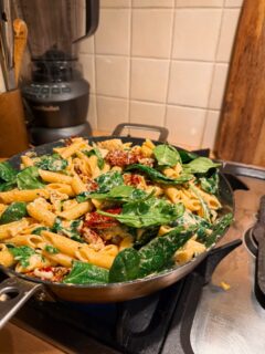 12.1 - 18.1 📸

1: Romige pasta met kip, eerste keer gemaakt maar erg lekker! @eefkooktzo 
2: Pip op maandag altijd bij mama en Jos
3: Lots traktaties voor op school #9jaar
4: De turnstang die ze kreeg wordt dagelijks door iedereen gebruikt 🤣
5: Ook goed om een hut mee te bouwen
6: Samen lego bouwen en #cozycoloring
7: Vanja was 2 dagen in Polen #Warschau 🇵🇱 voor zijn werk ❄️ 
8: Rustig opstarten 🕯️ 
9: De boys vinden cozy coloring ook echt leuk. We hebben de alcohol markers van @actionnederland 
10: Quality time met Pip en de @joguines_grapat week kalender 📅 
11: Mees wilde zelf roerei maken 🍳 
12: 🩵🩷
13: Pip 🤣 zou ze ook op turnen gaan? 
14: Bijna vastelaovend 😍
15: Mijn slag nog steeds aan het omarmen, focus wel meer nu op gezond haar ipv zoveel mogelijk krul. Langzaam ook weer mijn eigen haarkleur.
16: Feestje van @glennvanleunen 🥳
17: Weer een kleurplaat af, doe dit vaak met Lot samen 's avonds. Heerlijk verbindingsmomentje 🫶🏻
18: Pip & Luna @lynnvanleunen 
19: 😍
20: Ik maakte zalmcocktails zoals we ze met Kerst altijd maken, blijft lievelings 🤤