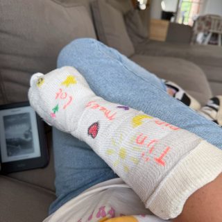 En toen liep alles anders ❤️🩹 mijn pink is gebroken en ik word volgende week woensdag geopereerd. Afgelopen vrijdag gingen we een weekend kamperen. Vanja was al naar de camping met de vouwwagen en ik zou fietsen met de kinderen. 5 minuten voor de camping viel Tijn. Ik remde van schrik om hem te gaan helpen maar dat remmen ging veel plotselinger en harder dan ik bedacht had. Ik schoot met mijn hand van het stuur af en ergens is mijn pink daar blijven hangen of er af geschoten of iets ik weet het niet precies. Ik zag meteen dat het niet goed was en zei al tegen Lot en Mees: mama heeft de pink gebroken maar ik ga nu eerst even kijken of alles goed is met Tijn. Hij had gelukkig niks. Toch doorgefietst naar de camping want zat weinig anders op en toen met z'n allen naar de huisarts, toen een foto maken, toen toch door naar de eerste hulp want gebroken. Toen moesten ze het zetten (auw😖) en tegelijkertijd gipsen. Vandaag naar de chirurg en gips eraf en buddy tape maar na veel overleg met een aantal traumachirurgen word ik toch geopereerd. Het kootje gaat met het buigen van de vingers de verkeerde kant op. Het is met de pijn opzich wel te doen maar het is vooral heel erg onhandig en niet praktisch natuurlijk met 4 (kleine) kinderen. Ik mag niet autorijden dus dat is een hoop geregel de komende weken 😒🥺