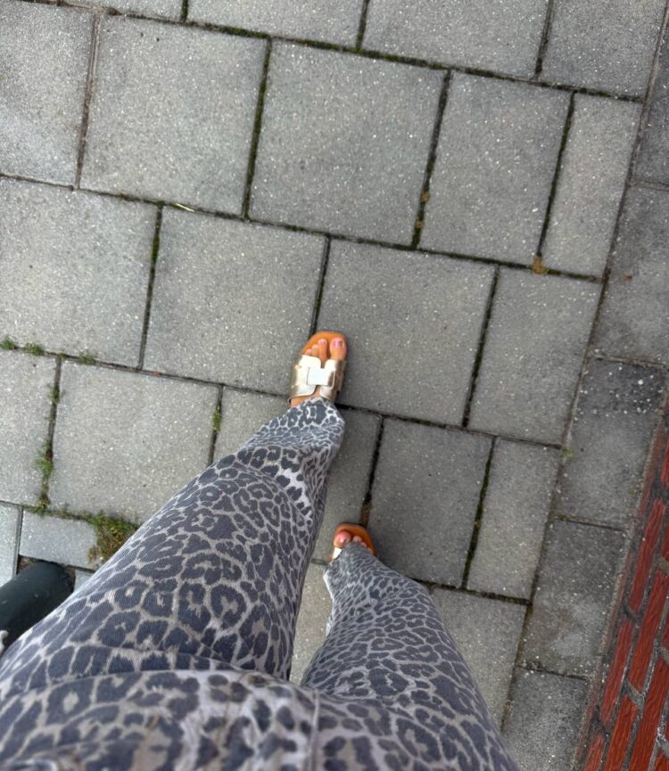 Mijn voeten en broek tijdens het lopen naar de kerk