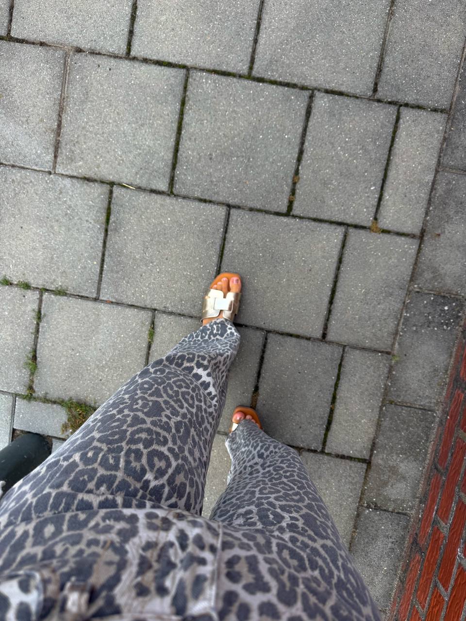 Mijn voeten en broek tijdens het lopen naar de kerk