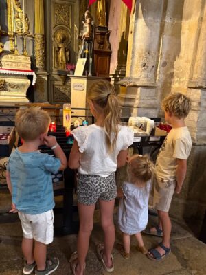 De kinderen staken een kaarsje aan voor superoma en al onze dierbaren
