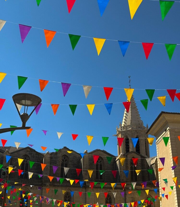 Kerk met kleurrijke vlaggetjes tegen een blauwe lucht