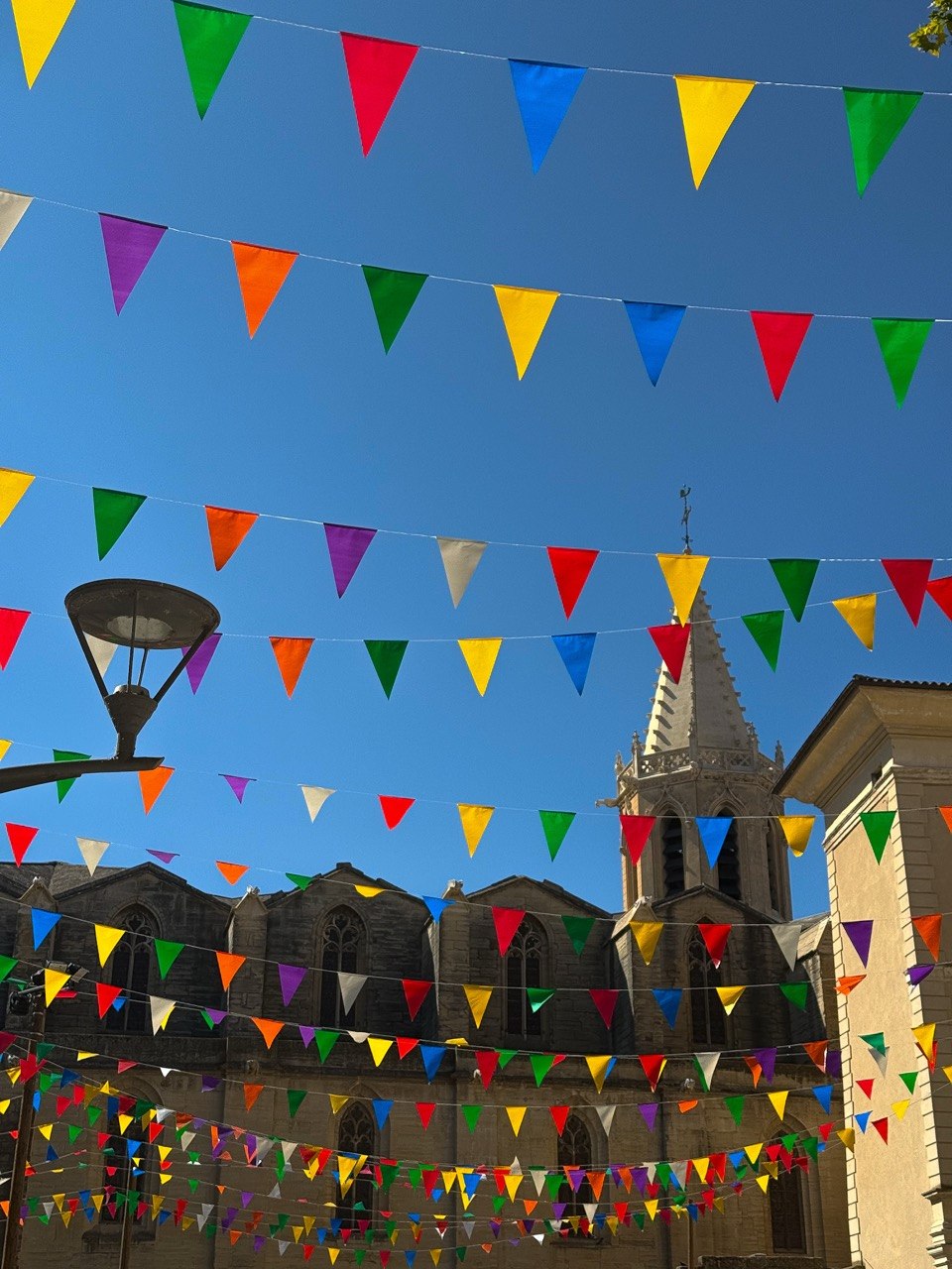 Kerk met kleurrijke vlaggetjes tegen een blauwe lucht