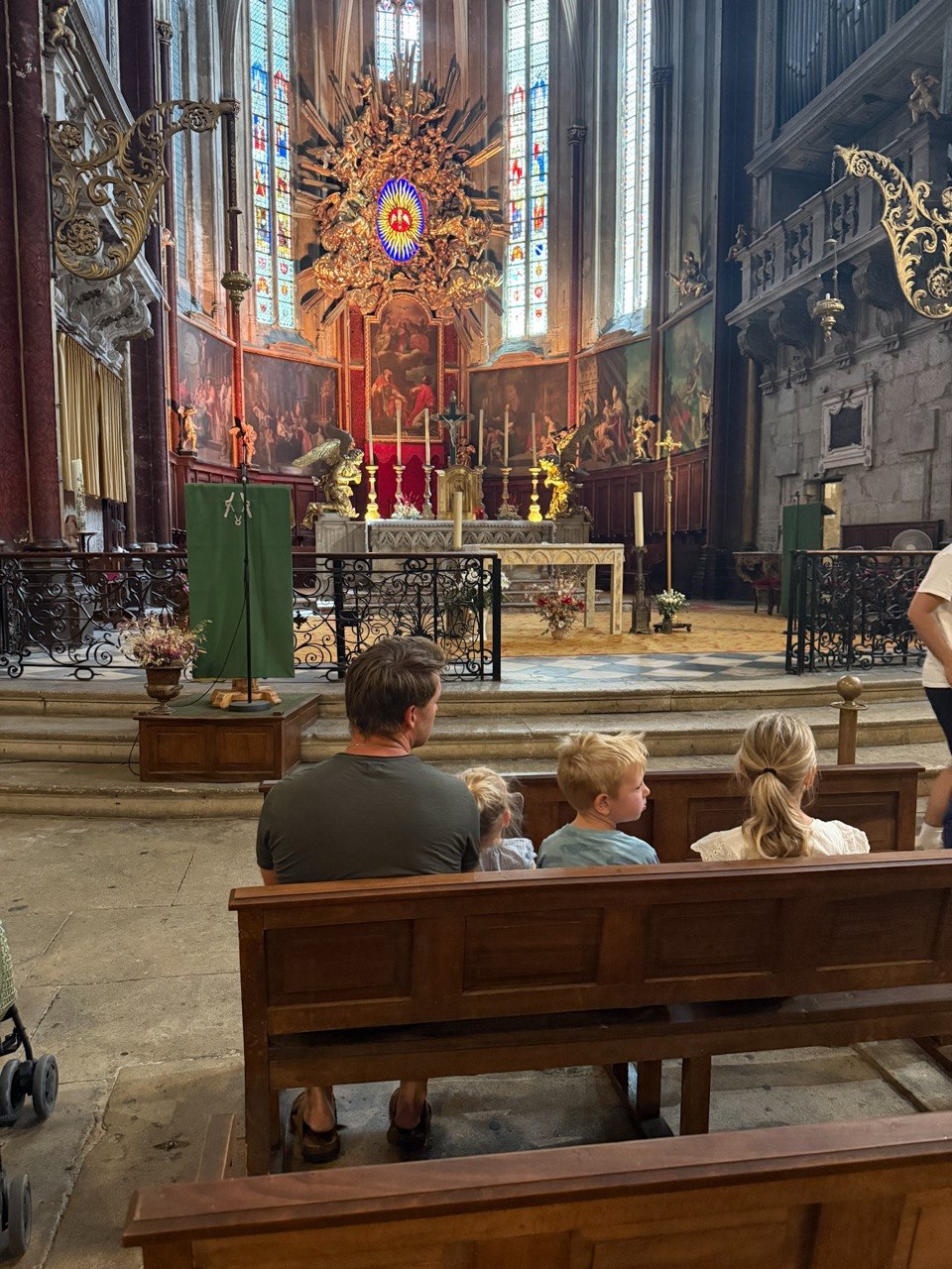 De binnenkant van een katholieke kerk in Carpentras