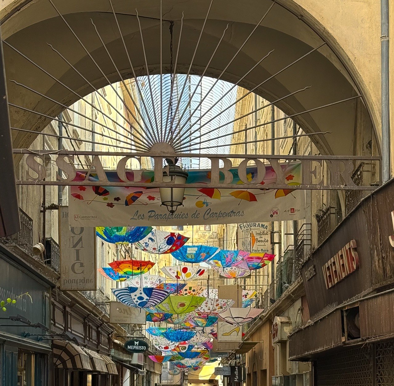 Hangende paraplus in Carpentras