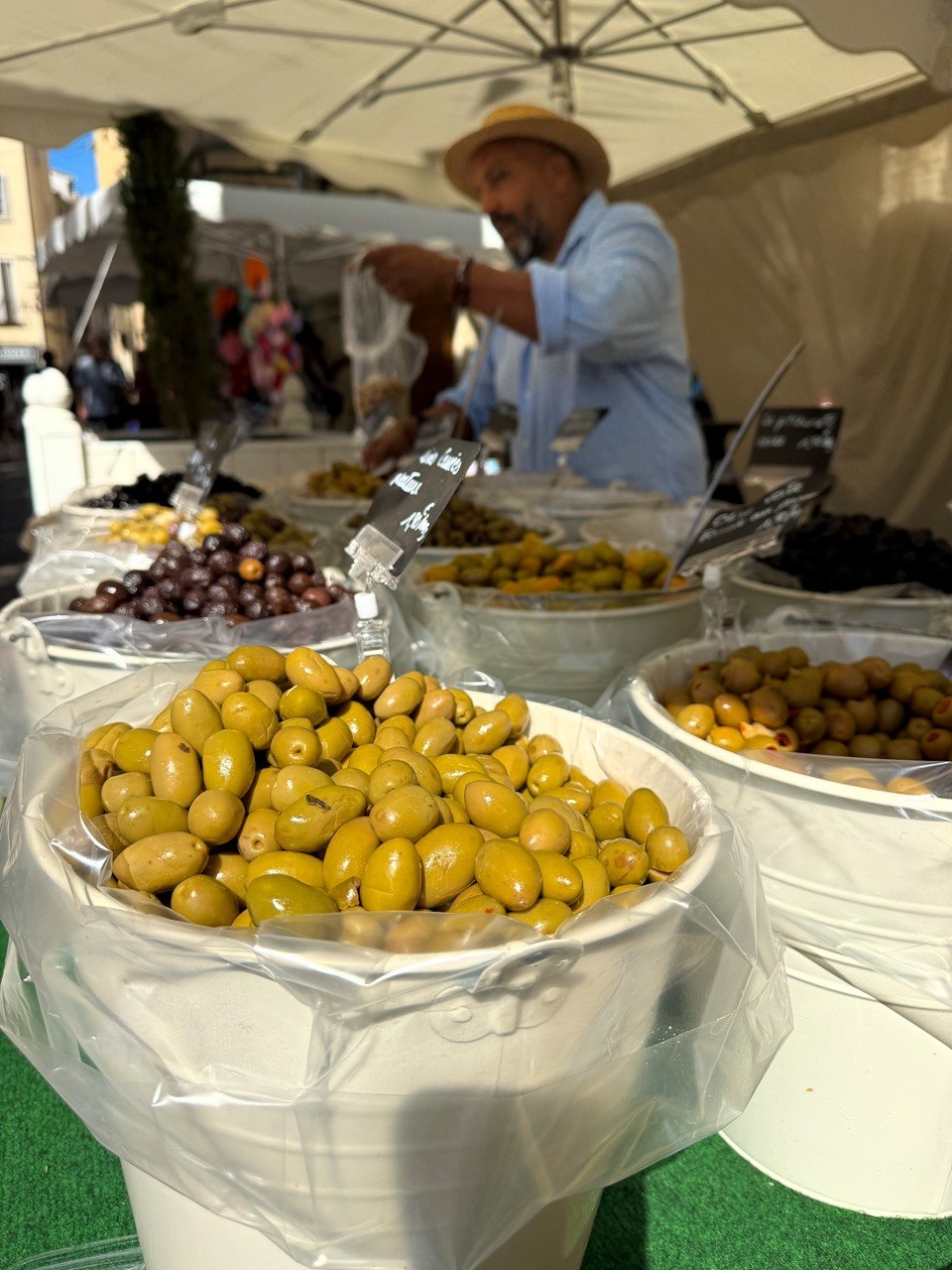 Markt in Carpentras met verschillende olijven en tapenades