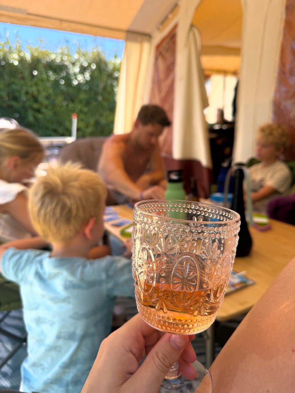 Een wijntje drinken onder de luifel van de vouwwagen