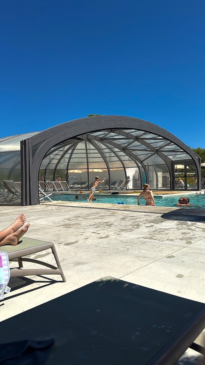Tijn die een duik neemt in het zwembad van camping Avignon Parc in Vedène