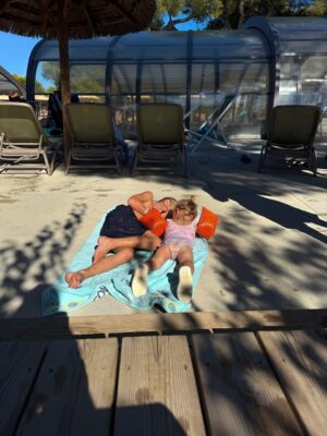 Mees en Pip die samen knuffelen bij het zwembad van camping Avignon Parc