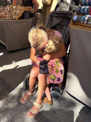 Pip en Lot knuffelen op een marktje in Zuid-Frankrijk