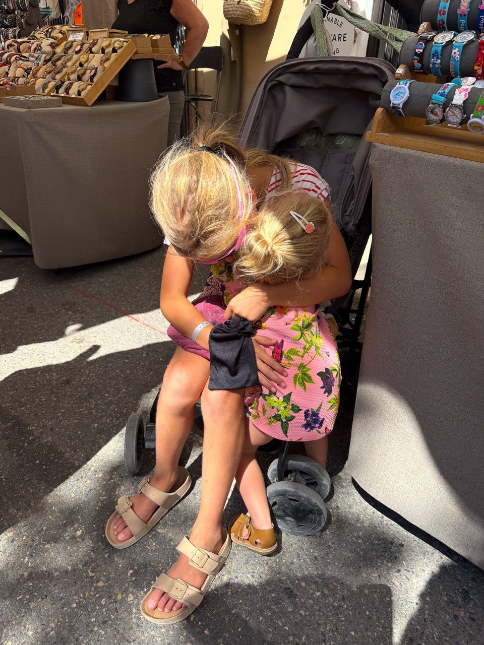 Pip en Lot knuffelen op een marktje in Zuid-Frankrijk