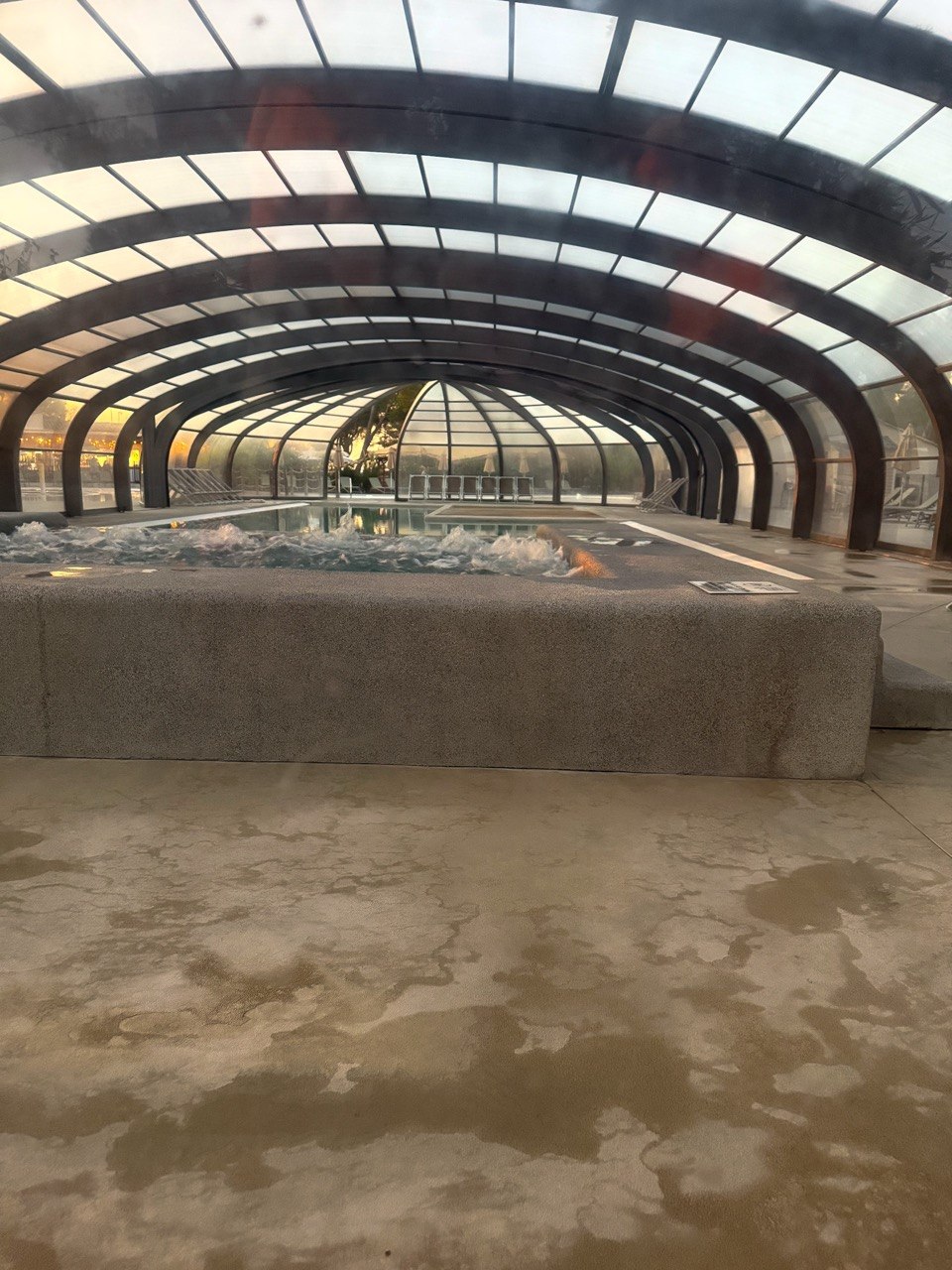 Het bubbelbad van het zwembad van camping Avignon Parc in Vedène