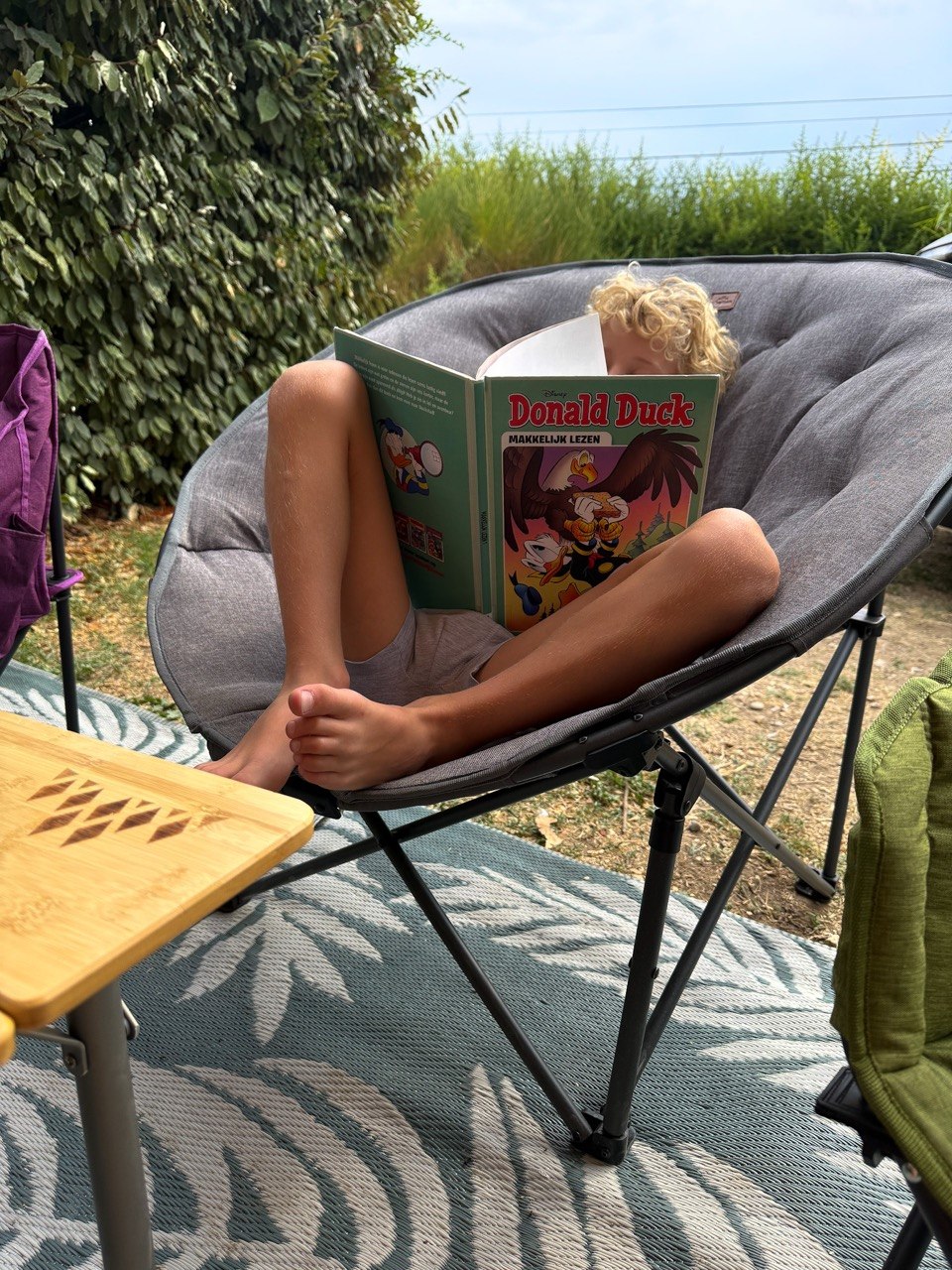 Mees leest Donald Duck op vakantie in Vedène