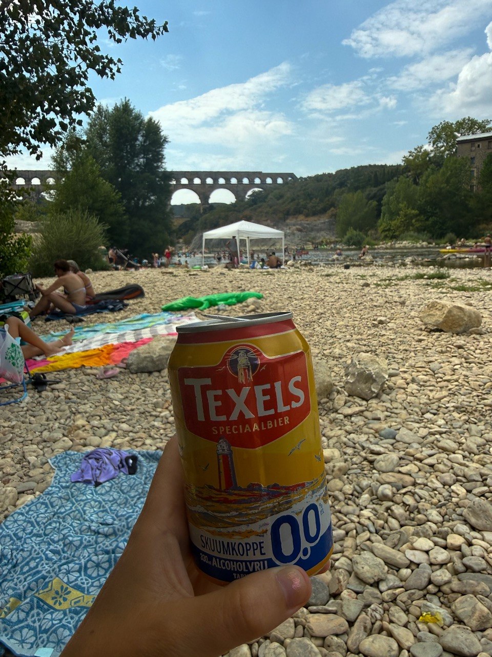 Uitzicht op de pont du Gard, genietend met een Texels 0,0 skuumkoppe