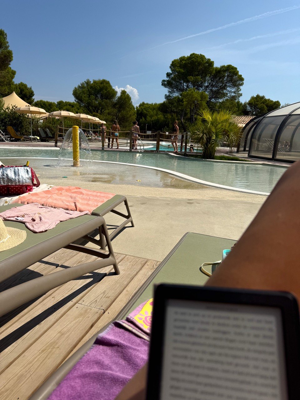 Uitzicht op het zwembad van camping Avignon Parc in Vedène