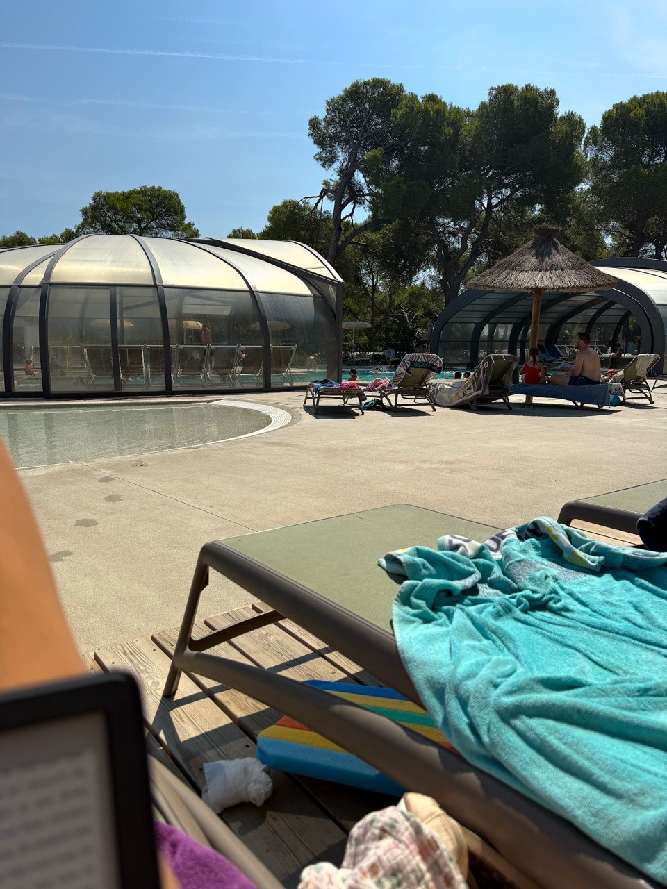 Uitzicht op het zwembad van camping Avignon Parc in Vedène