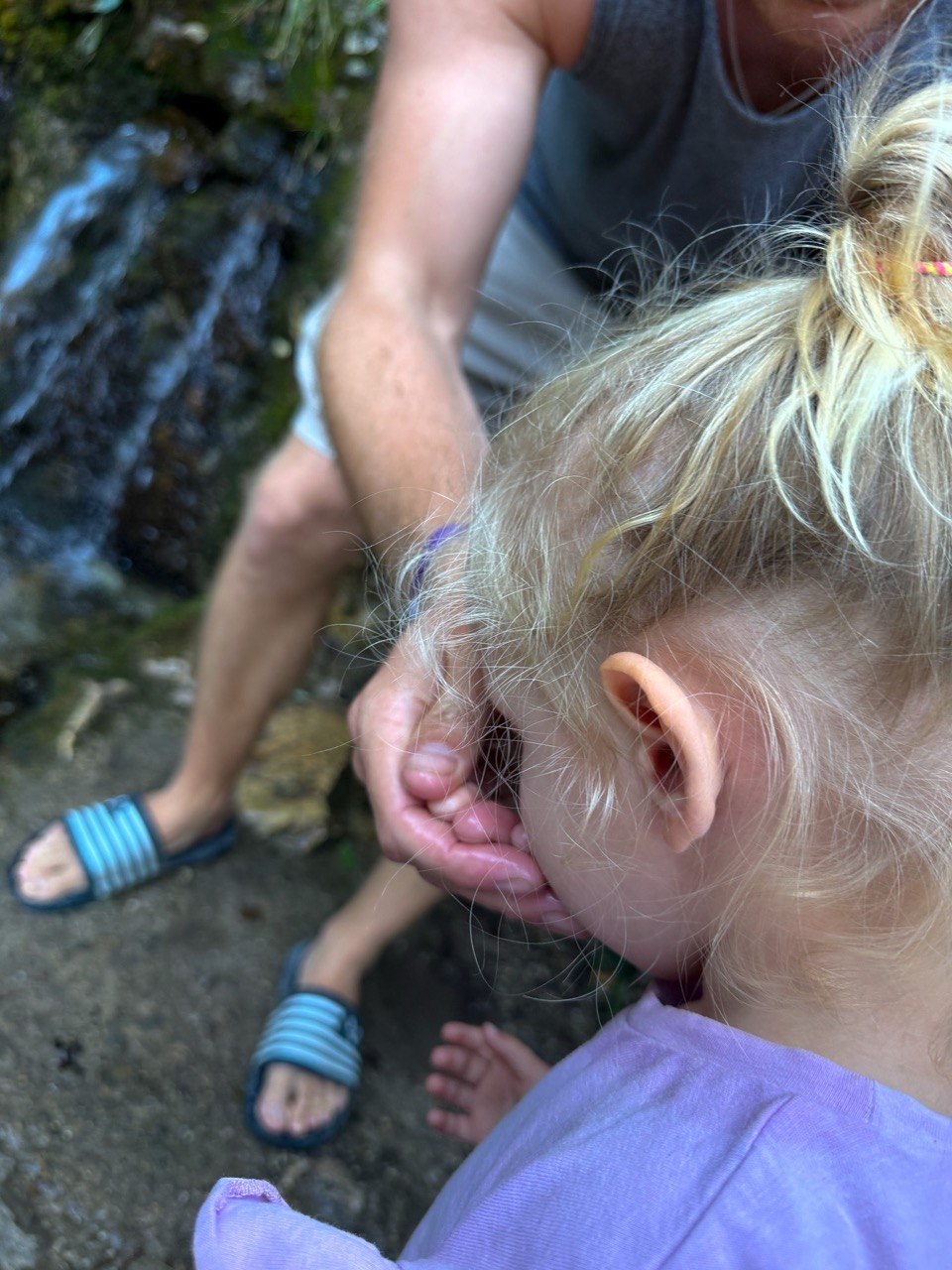 Lot haalt water uit de bron bij Source du Groseau