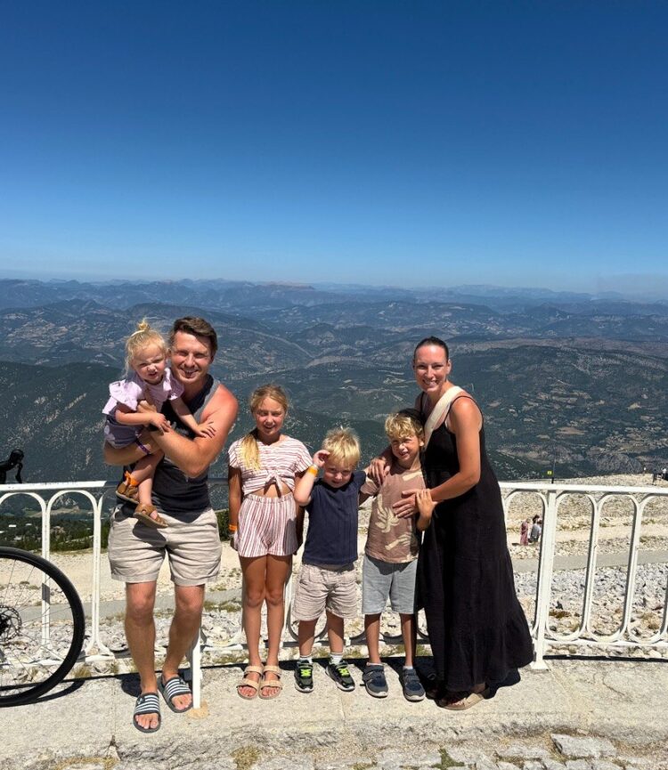 Familiefoto op de top van de Mont Ventoux