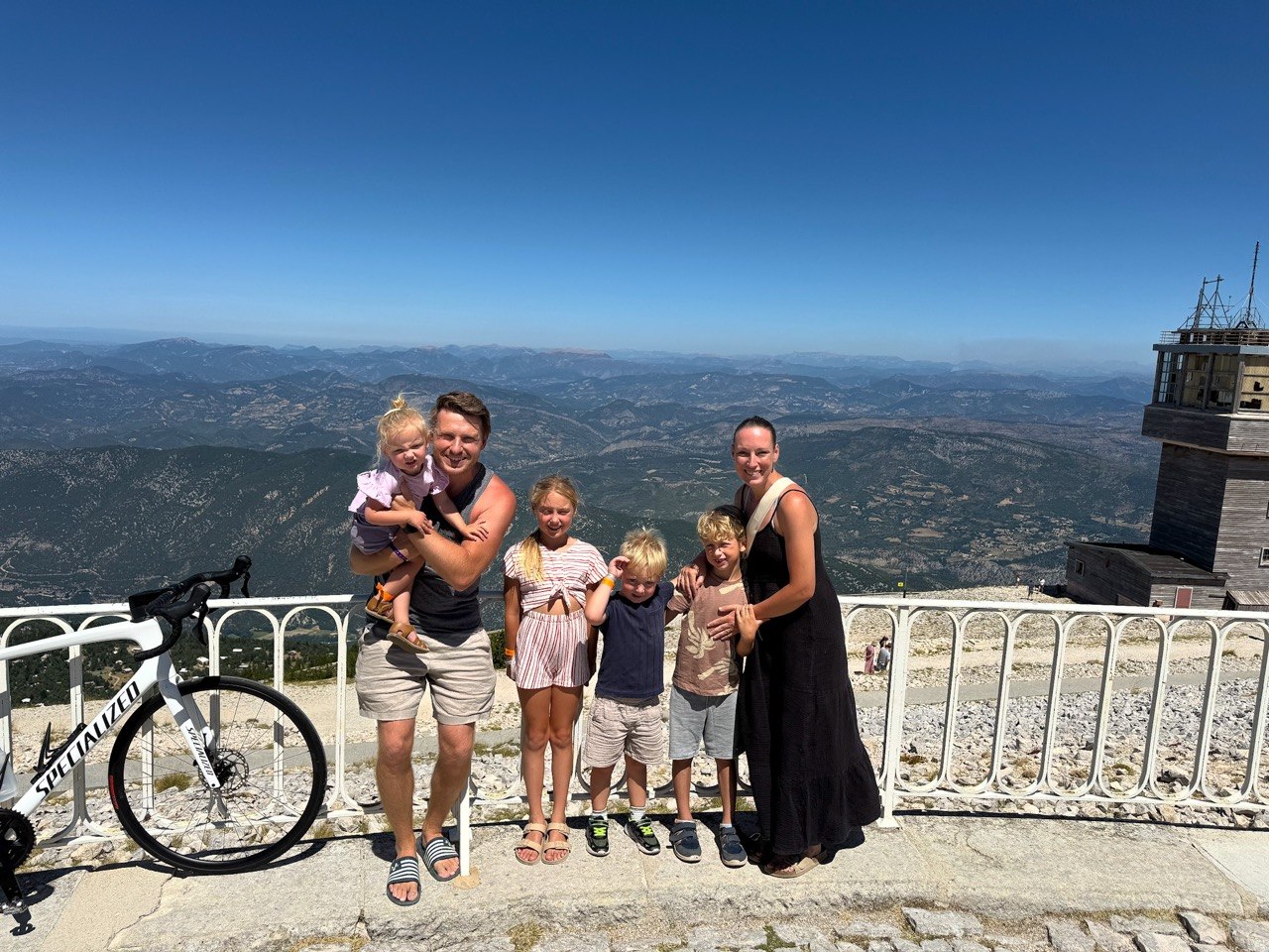 Familiefoto op de top van de Mont Ventoux