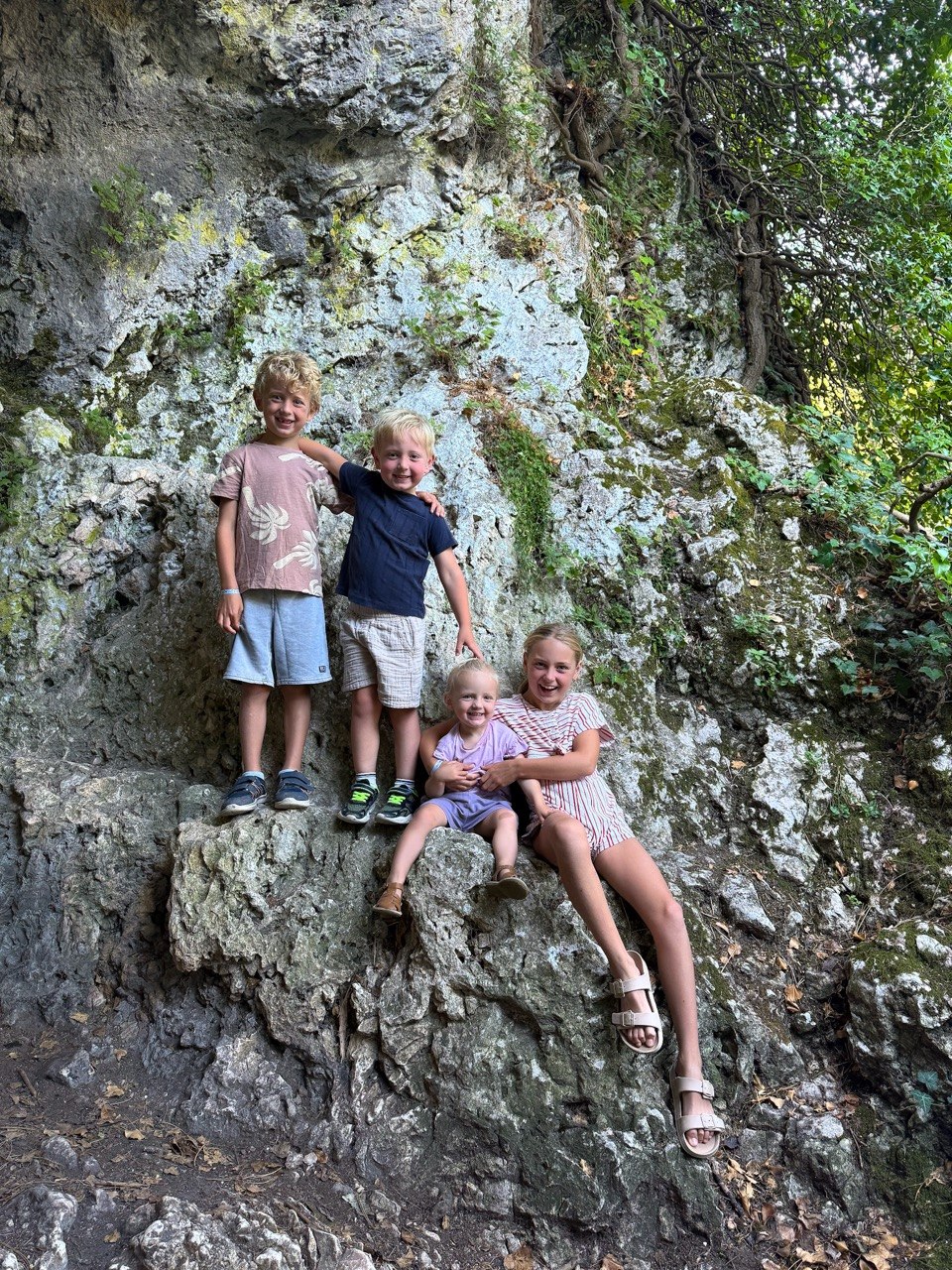 Onze kinderen op een rots bij Source du Groseau