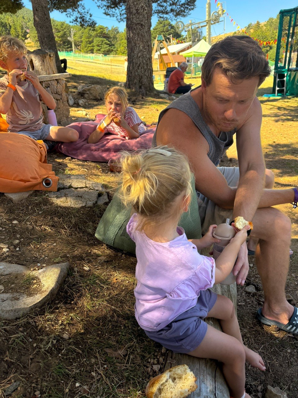 Samen lunchen met vers stokbrood op het airparc van Mont Serein