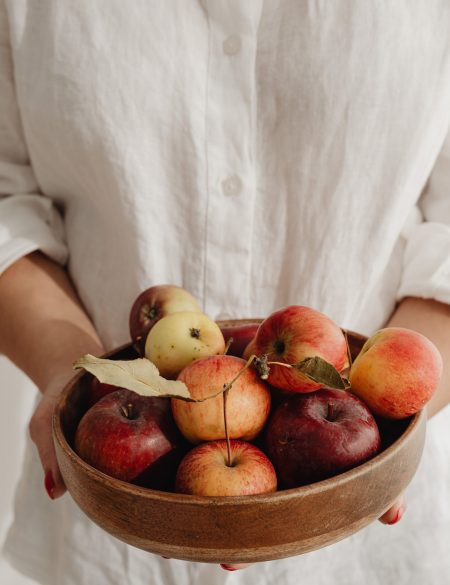 Appels in een houten schaal