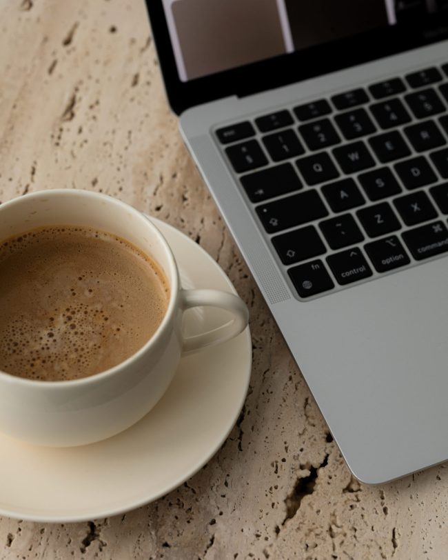 cappuccino met laptop